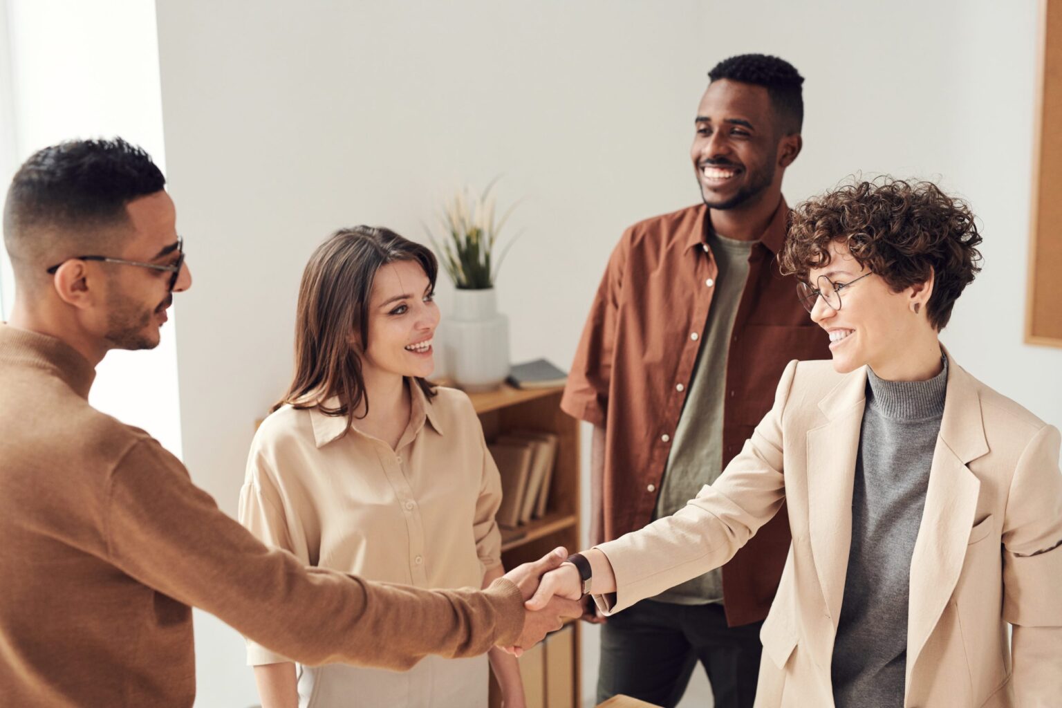people shaking hands, how to network on LinkedIn